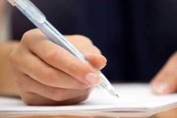 persona che compila un foglio